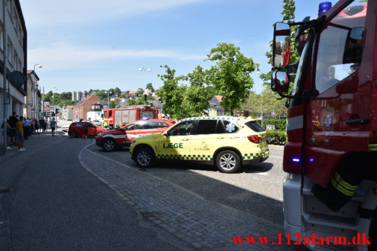 Slog en kolbøtte i krydset. Vesterbrogade og Vedelsgade i Vejle. 05/06-2021. KL. 13:13.