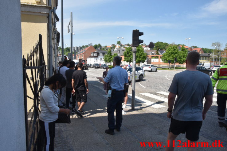 Slog en kolbøtte i krydset. Vesterbrogade og Vedelsgade i Vejle. 05/06-2021. KL. 13:13.