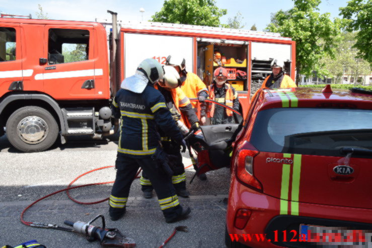 Slog en kolbøtte i krydset. Vesterbrogade og Vedelsgade i Vejle. 05/06-2021. KL. 13:13.