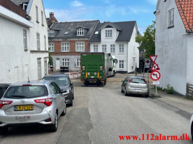 Lastbil ramte en ulovlig parkeret. Lille Bjerggade i Vejle. 12/06-2021. KL. 10:53.