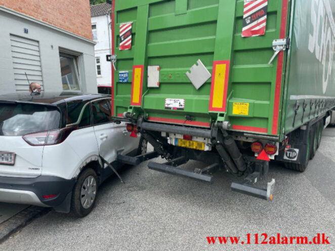 Lastbil ramte en ulovlig parkeret. Lille Bjerggade i Vejle. 12/06-2021. KL. 10:53.