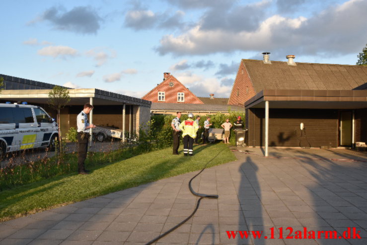Gasbrænder fik fat i garage. Gimlevej på Urhøj i Vejle. 12/06-2021. Kl. 20:58.