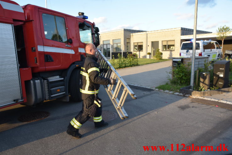 Gasbrænder fik fat i garage. Gimlevej på Urhøj i Vejle. 12/06-2021. Kl. 20:58.