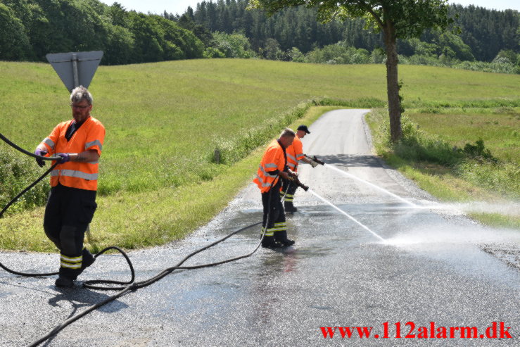 Betonkanon tabte beton på vejen. Ruevej ved Haraldskær. 14/06-2021. Kl. 10:27.