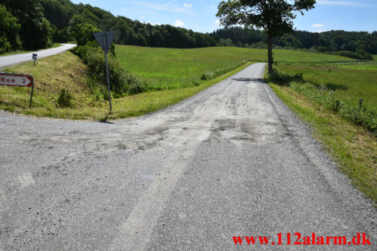 Betonkanon tabte beton på vejen. Ruevej ved Haraldskær. 14/06-2021. Kl. 10:27.