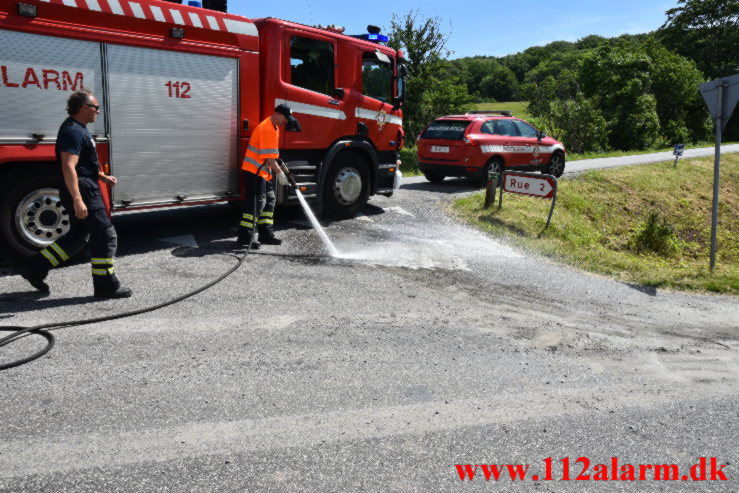 Betonkanon tabte beton på vejen. Ruevej ved Haraldskær. 14/06-2021. Kl. 10:27.