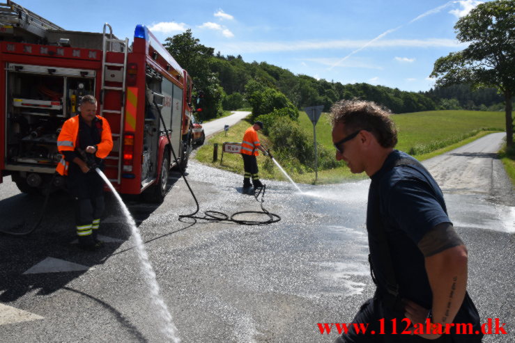 Betonkanon tabte beton på vejen. Ruevej ved Haraldskær. 14/06-2021. Kl. 10:27.