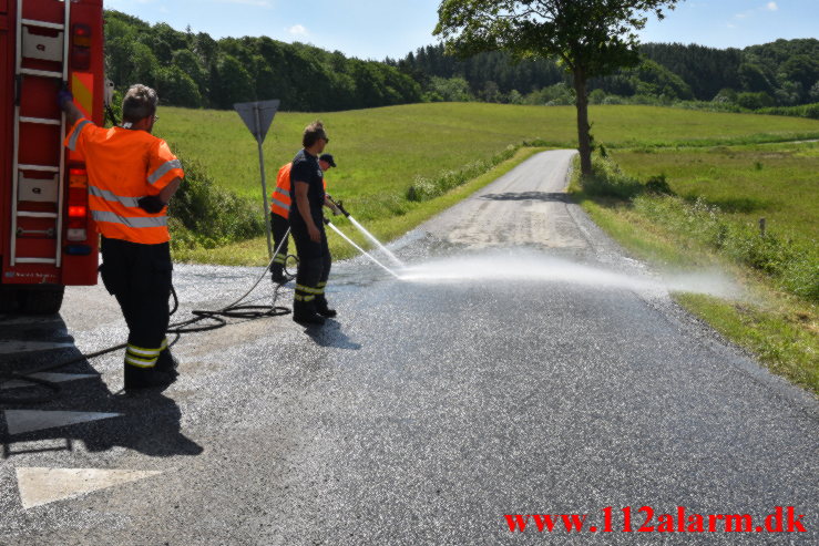 Betonkanon tabte beton på vejen. Ruevej ved Haraldskær. 14/06-2021. Kl. 10:27.