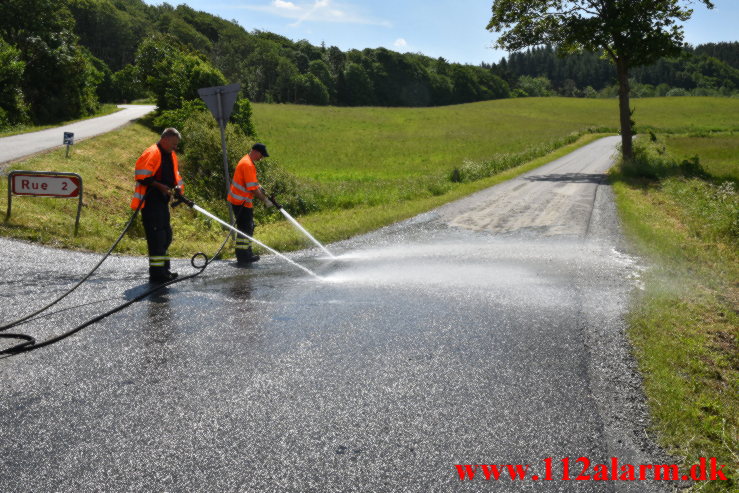 Betonkanon tabte beton på vejen. Ruevej ved Haraldskær. 14/06-2021. Kl. 10:27.