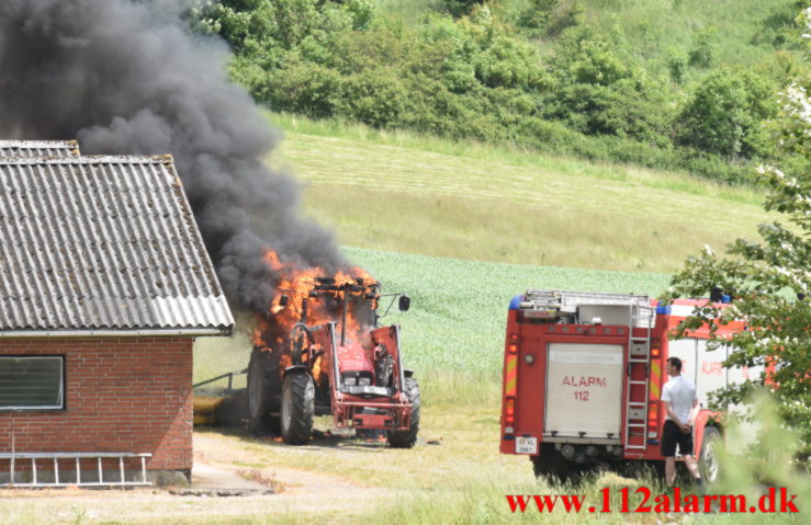 Ild i Industribygning. Hover Kirkevej ved Vejle. 15/06-2021. Kl. 14:06.