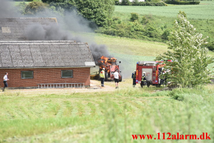 Ild i Industribygning. Hover Kirkevej ved Vejle. 15/06-2021. Kl. 14:06.