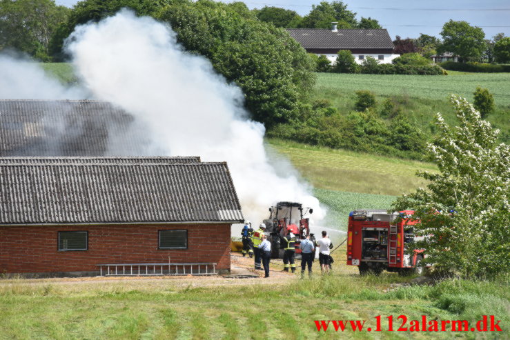 Ild i Industribygning. Hover Kirkevej ved Vejle. 15/06-2021. Kl. 14:06.