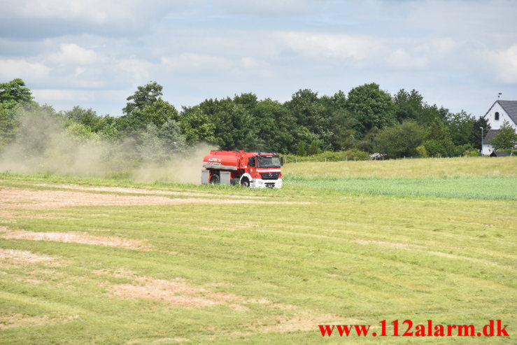 Ild i Industribygning. Hover Kirkevej ved Vejle. 15/06-2021. Kl. 14:06.