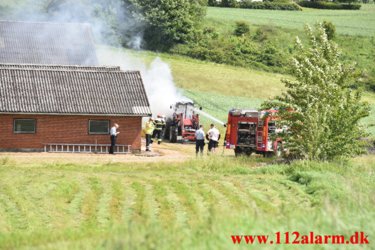 Ild i Industribygning. Hover Kirkevej ved Vejle. 15/06-2021. Kl. 14:06.