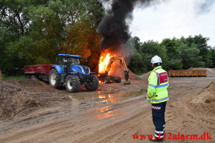 Brand i gravemaskine. Mågevej i Vejle.20/06-2021. Kl. 21:39.