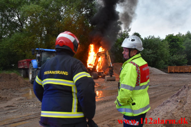 Brand i gravemaskine. Mågevej i Vejle.20/06-2021. Kl. 21:39.