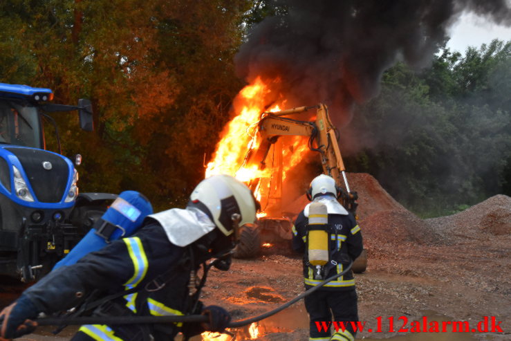 Brand i gravemaskine. Mågevej i Vejle.20/06-2021. Kl. 21:39.