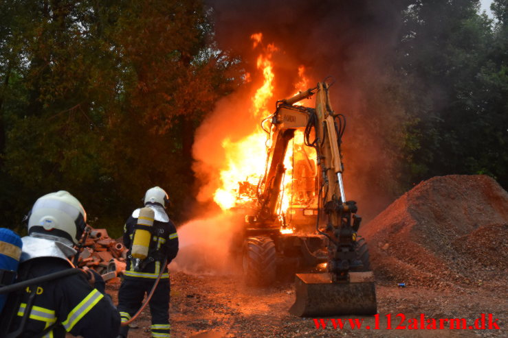 Brand i gravemaskine. Mågevej i Vejle.20/06-2021. Kl. 21:39.