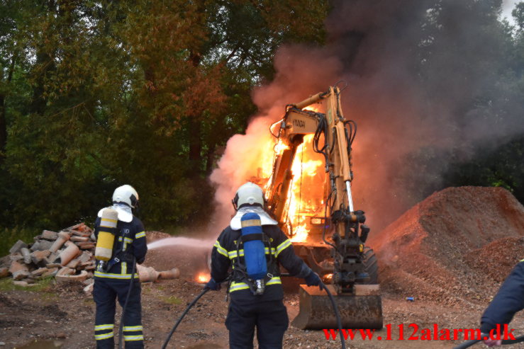 Brand i gravemaskine. Mågevej i Vejle.20/06-2021. Kl. 21:39.