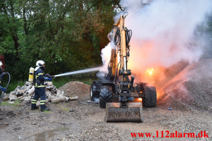 Brand i gravemaskine. Mågevej i Vejle.20/06-2021. Kl. 21:39.