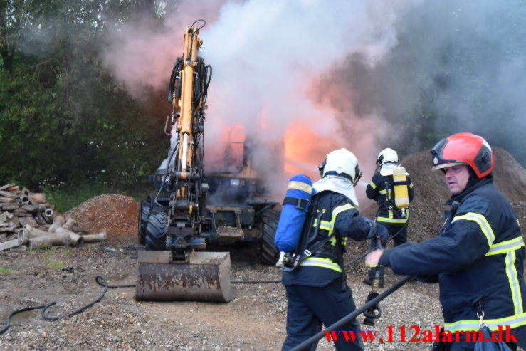 Brand i gravemaskine. Mågevej i Vejle.20/06-2021. Kl. 21:39.