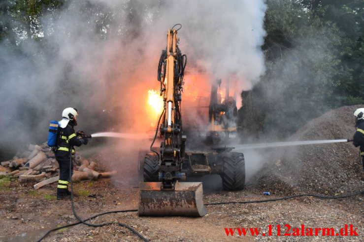 Brand i gravemaskine. Mågevej i Vejle.20/06-2021. Kl. 21:39.