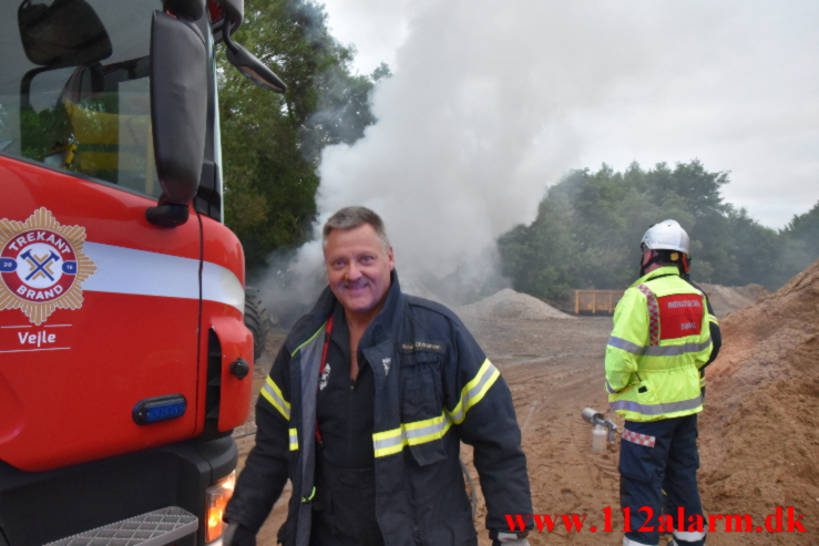 Brand i gravemaskine. Mågevej i Vejle.20/06-2021. Kl. 21:39.