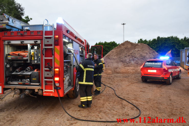 Brand i gravemaskine. Mågevej i Vejle.20/06-2021. Kl. 21:39.