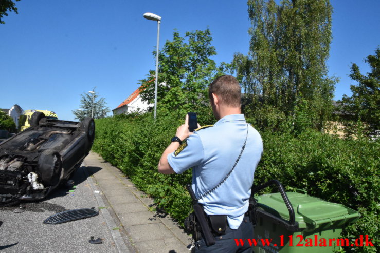 Endte på taget efter flyvetur. Foran Møllen i Vejle. 24/06-2021. Kl. 10:27.