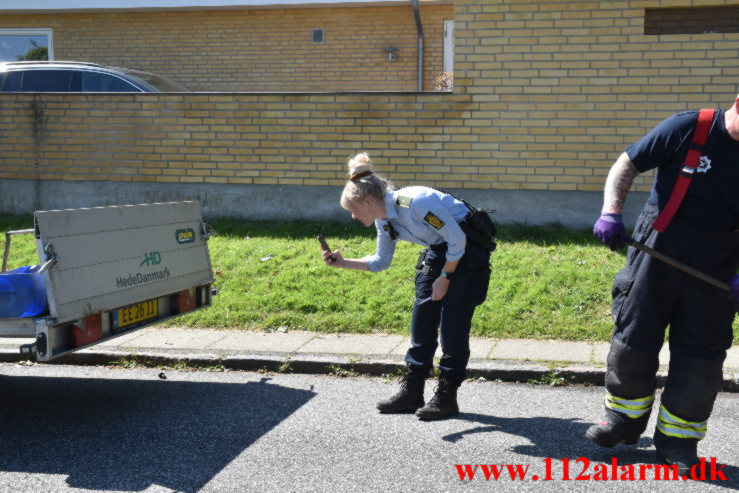 Endte på taget efter flyvetur. Foran Møllen i Vejle. 24/06-2021. Kl. 10:27.