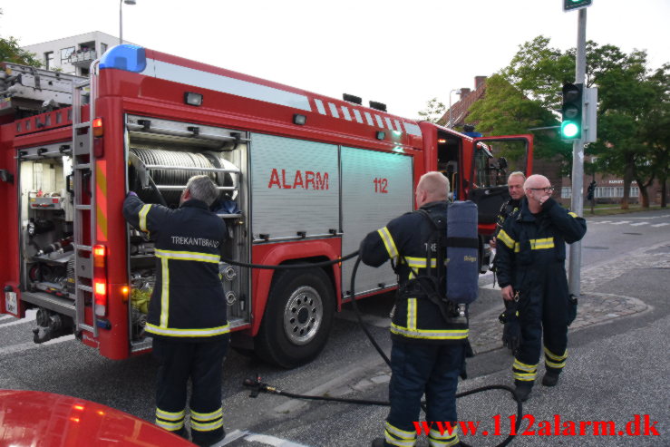 Ild i skraldespand. Klostergade i Vejle. 28/06-2021. Kl. 22:12.