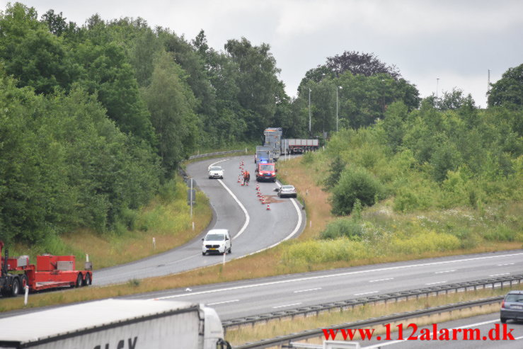 Mercedes ramte autoværnet på vej ned på Motorvejen. Østjyske Motorvej E45 ved Vejle. 04/07-2021. KL. 11:45.