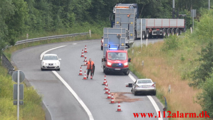 Mercedes ramte autoværnet på vej ned på Motorvejen. Østjyske Motorvej E45 ved Vejle. 04/07-2021. KL. 11:45.