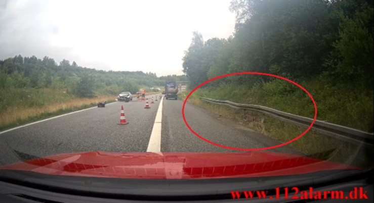 Mercedes ramte autoværnet på vej ned på Motorvejen. Østjyske Motorvej E45 ved Vejle. 04/07-2021. KL. 11:45.