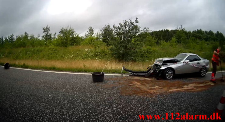 Mercedes ramte autoværnet på vej ned på Motorvejen. Østjyske Motorvej E45 ved Vejle. 04/07-2021. KL. 11:45.