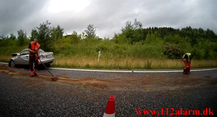 Mercedes ramte autoværnet på vej ned på Motorvejen. Østjyske Motorvej E45 ved Vejle. 04/07-2021. KL. 11:45.