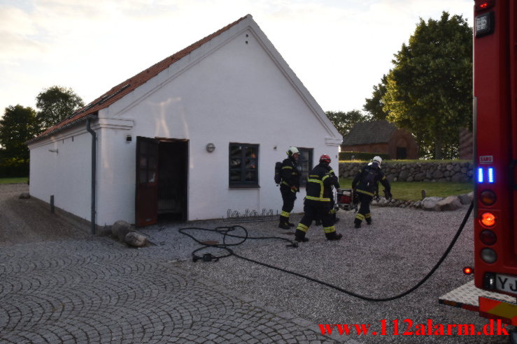 Ild til en rulle toiletpapir. Almind Kirke i Almind. 10/07-2021. KL. 20:47.