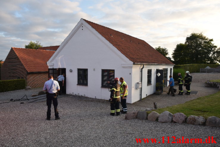 Ild til en rulle toiletpapir. Almind Kirke i Almind. 10/07-2021. KL. 20:47.