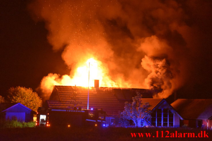 Voldsom brand i Villa. Bjerregårdsvej i Hørup. 11/07-2021. KL. 00:55.