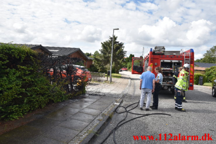 Ukrudtsbrænder fik fat i hækken. Falkevej i Vejle. 02/08-2021. KL. 11:39.