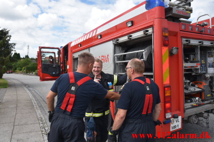 Ukrudtsbrænder fik fat i hækken. Falkevej i Vejle. 02/08-2021. KL. 11:39.
