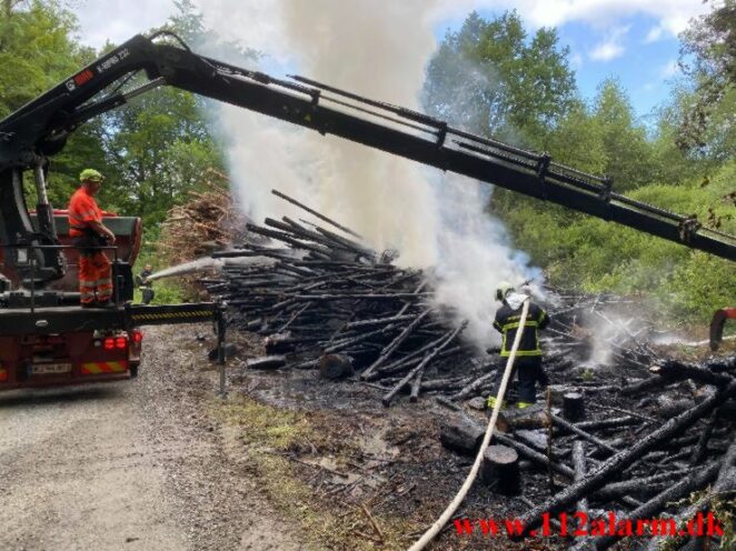 Naturbrand - Skovbrand. Baskærvej og Egtved Skovvej ved Egtved.04-04-2021. Kl. 12:39.