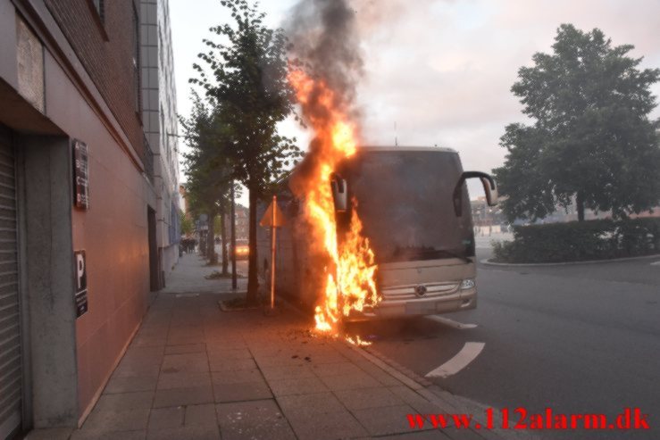 Brand i en Polsk bus. Banegården i Vejle. 13/08-2021. KL. 20:46.