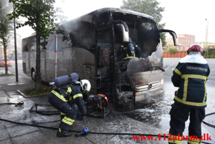 Brand i en Polsk bus. Banegården i Vejle. 13/08-2021. KL. 20:46.