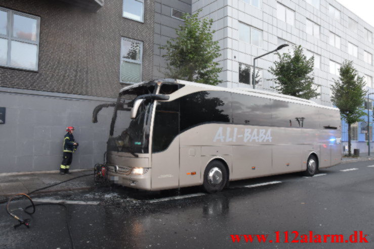 Brand i en Polsk bus. Banegården i Vejle. 13/08-2021. KL. 20:46.