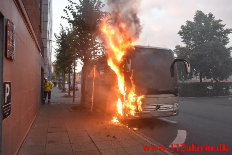 Brand i en Polsk bus. Banegården i Vejle. 13/08-2021. KL. 20:46.