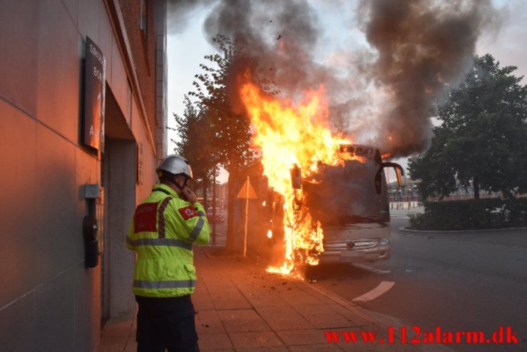 Brand i en Polsk bus. Banegården i Vejle. 13/08-2021. KL. 20:46.