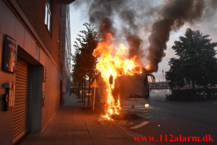 Brand i en Polsk bus. Banegården i Vejle. 13/08-2021. KL. 20:46.