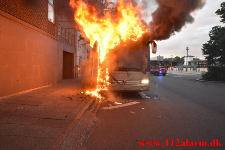 Brand i en Polsk bus. Banegården i Vejle. 13/08-2021. KL. 20:46.