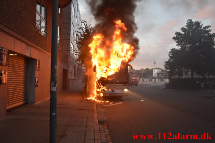 Brand i en Polsk bus. Banegården i Vejle. 13/08-2021. KL. 20:46.